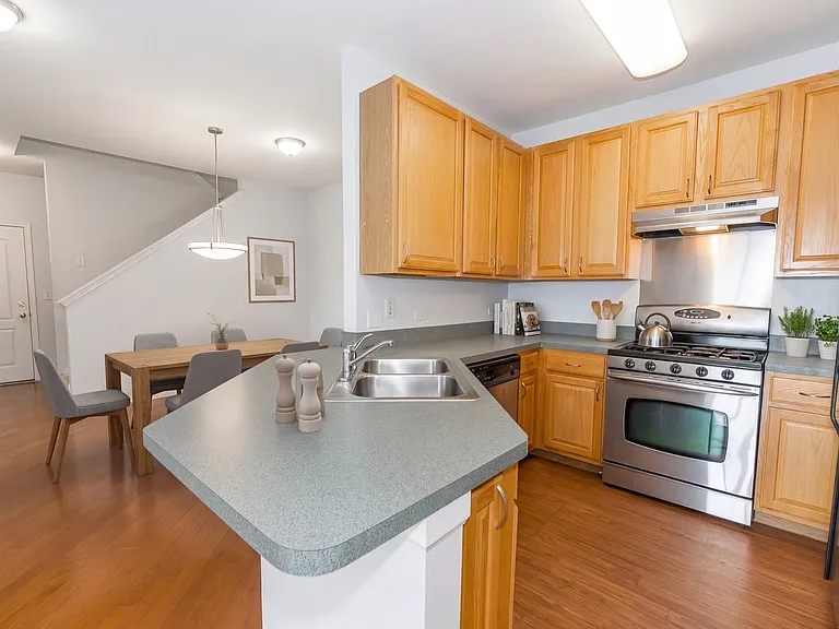 1299 W Lake St #302 — Photo 7