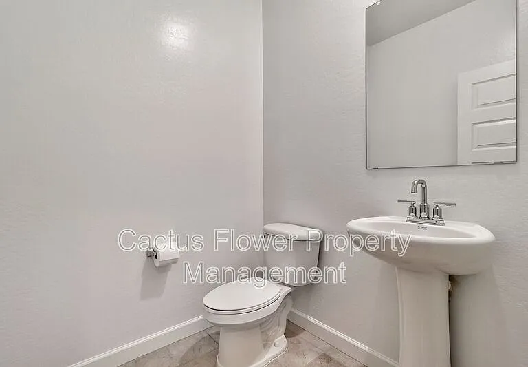 1718 W Sombra Ave — Photo 36