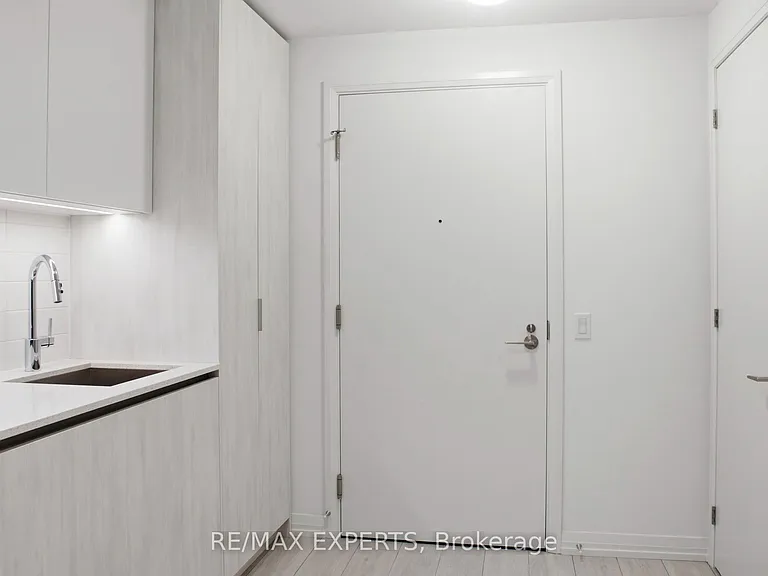 400 King St W #1028 — Photo 4