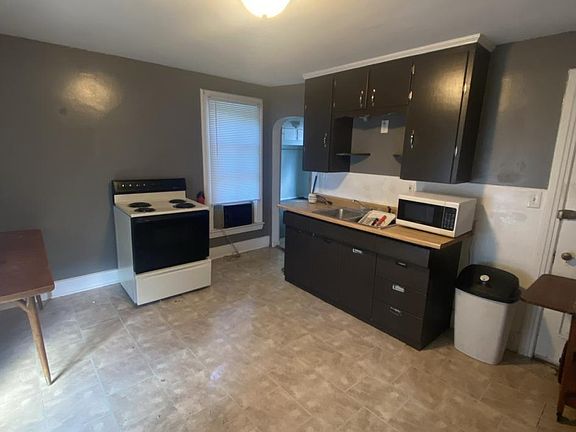 2nd image of 491 Walnut St #2