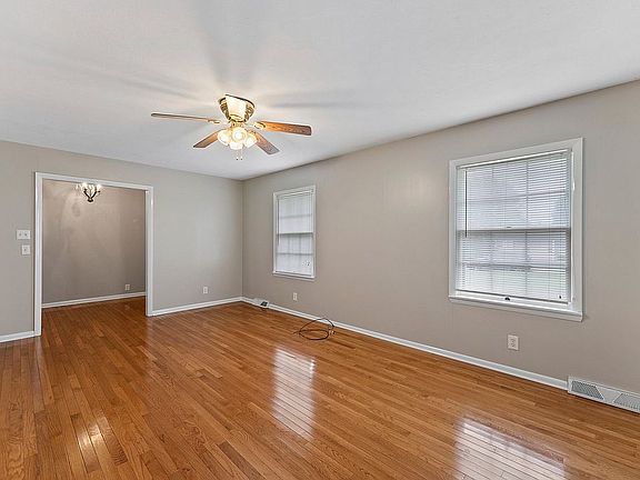 5th image of 305 Hall St