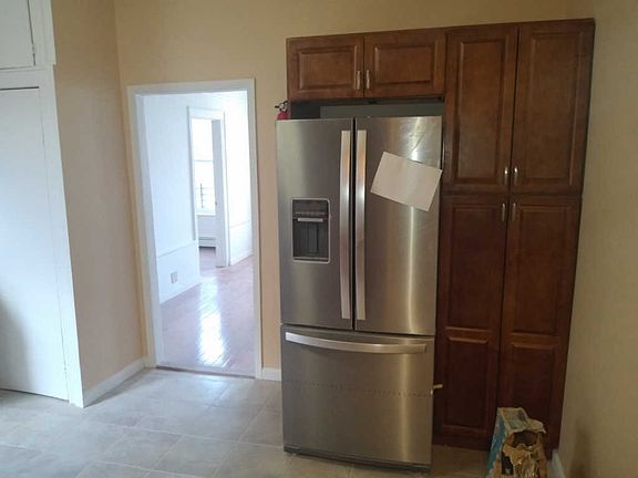 3rd image of 520 Sheffield Ave APT 1F