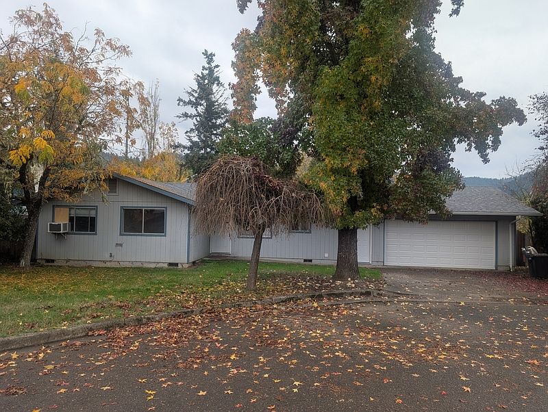 1st image of 805 NE Ash Ct