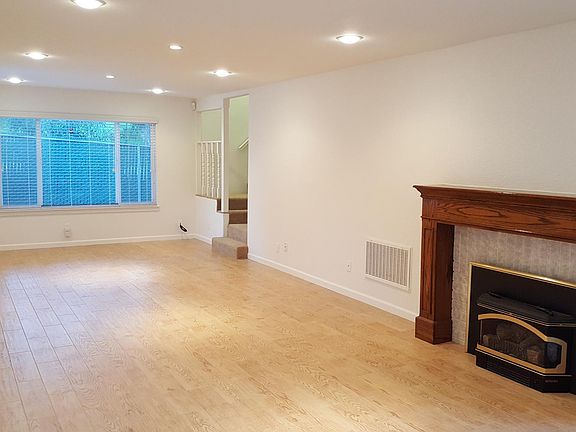 3rd image of 342 Brockenhurst Dr