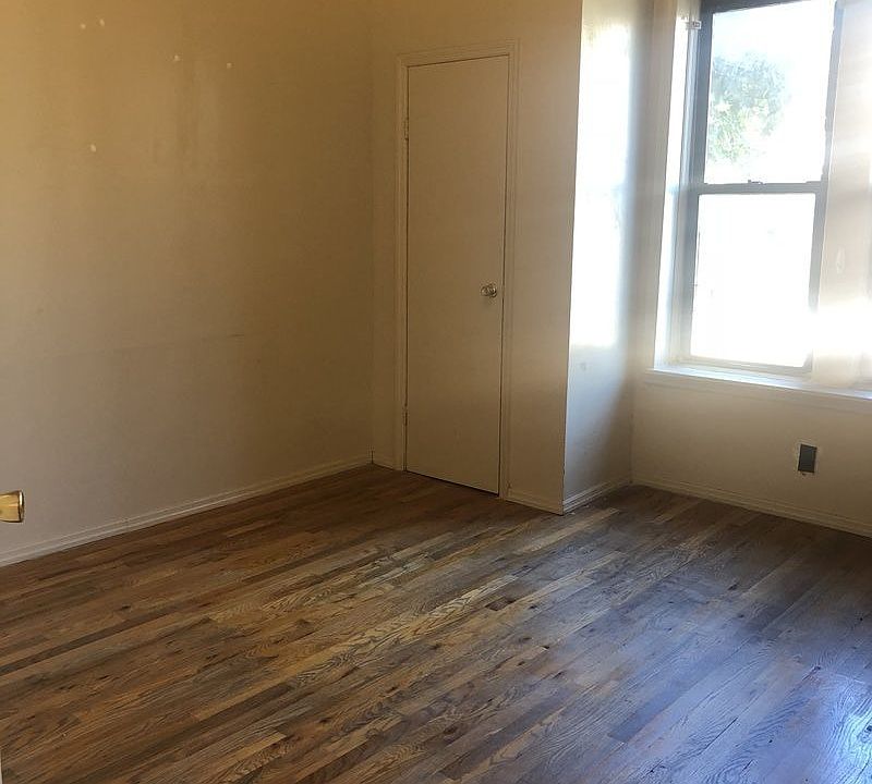 2nd image of 944 42nd St APT B2