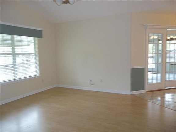 3rd image of 8 Duncan Dr