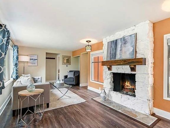 3rd image of 327 N 205th St