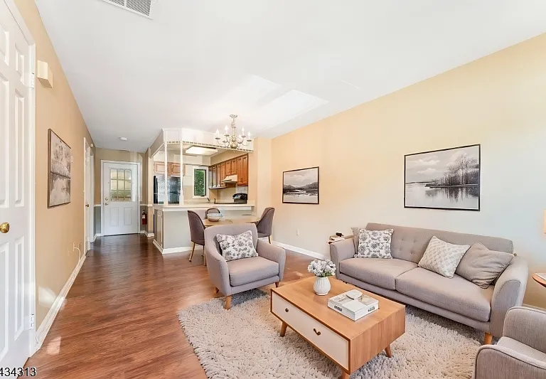 13 Augusta Dr — Photo 2