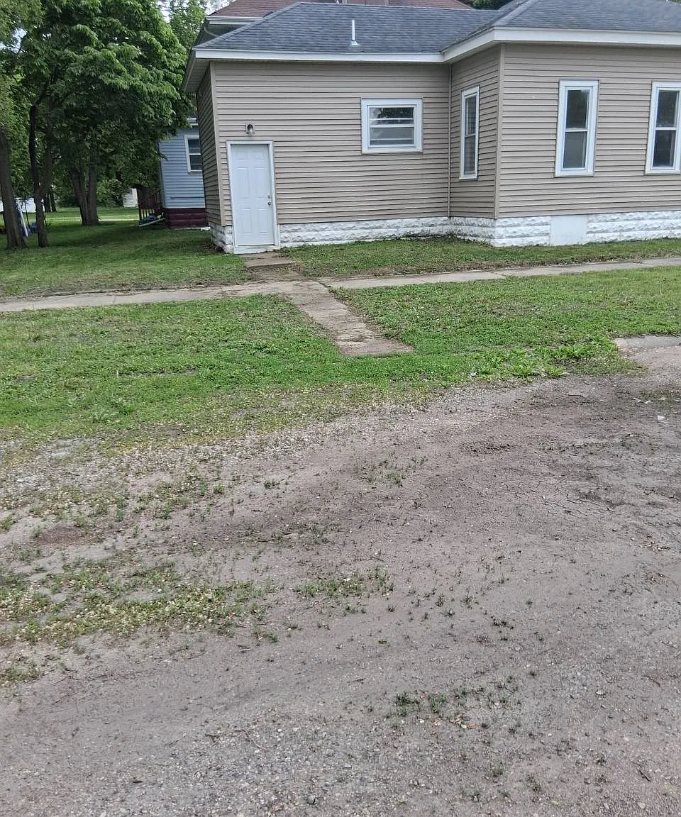 3 bed, 1052 sqft, $1,050 — Photo 1