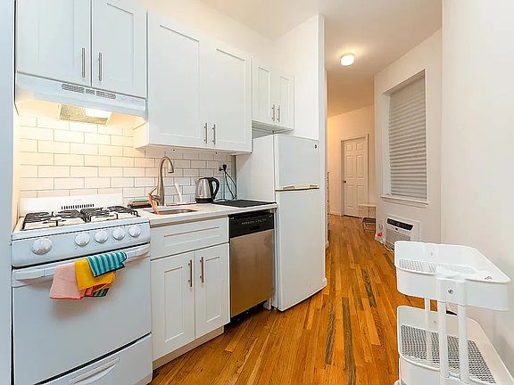 4th image of 135 W 24th St APT 6B