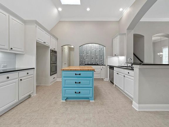 3rd image of 700 Chapel Hill Ln