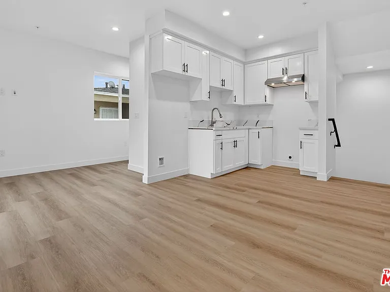 11446 Oxnard St #3 — Photo 6