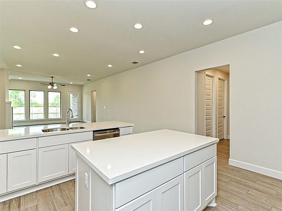 4th image of 1037 Blue Oak Blvd
