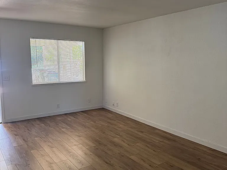 4325 Fort Peck St — Photo 11