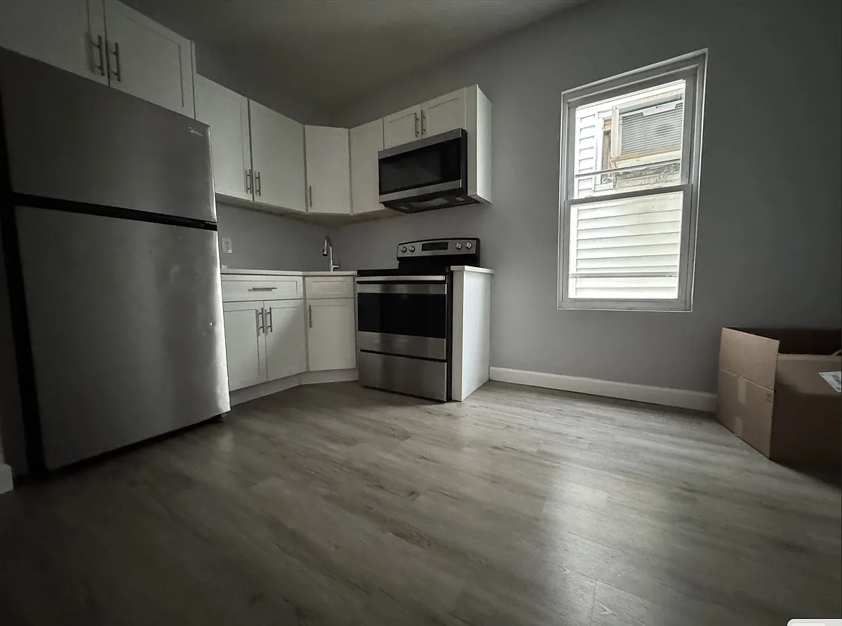 25 Bayview Ave Floor 2 photo 1
