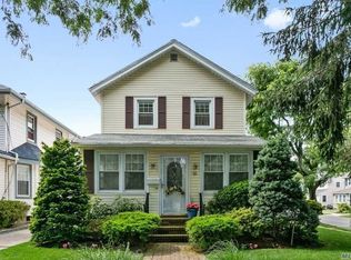 96 Crocus Ave, Floral Park, NY 11001