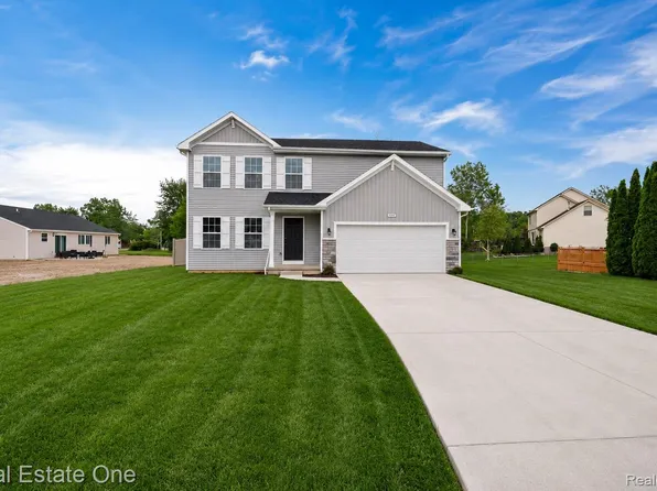 2273 Apple Tree Dr, Burton, MI 48519