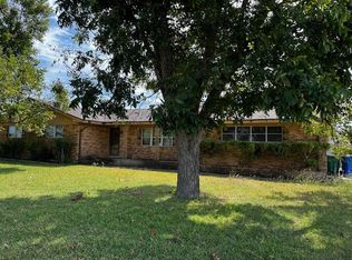 1204 E Lake Dr, Taylor, TX 76574