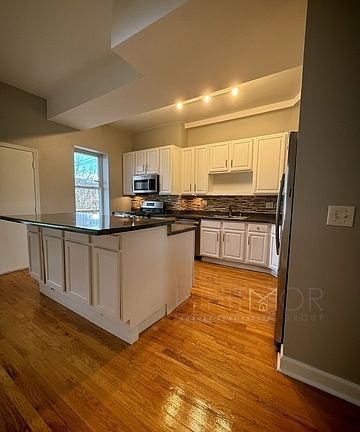 3rd image of 1108 E Marquette Rd #207