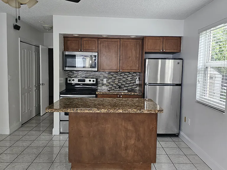 2730 SW 28th Ct — Photo 2