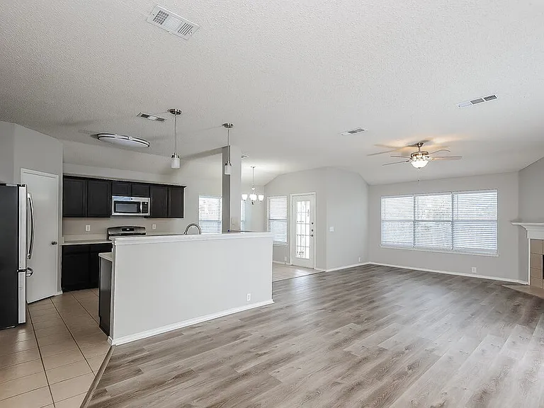 833 Lariat Dr — Photo 3