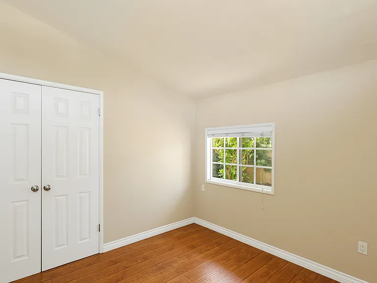 526 N Emerald Dr — Photo 21