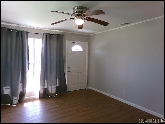 3 bed, 1.0 bath, 900 sqft, $995 — Photo 3