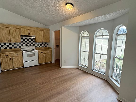 5th image of 28 Oak Run