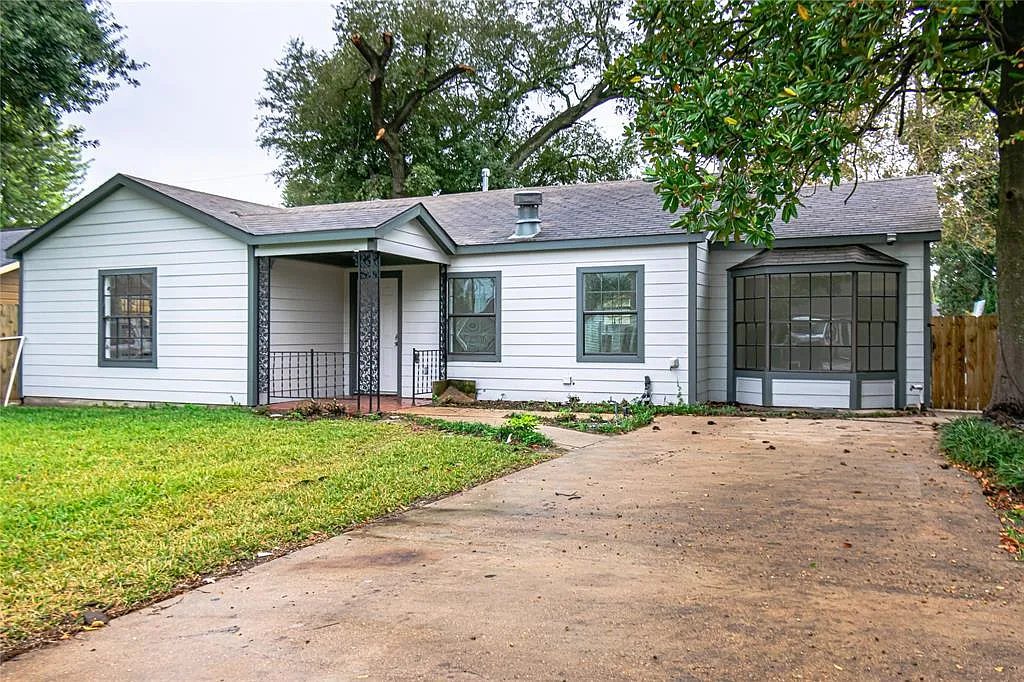 3 bed, 1290 sqft, $1,900 — Photo 1