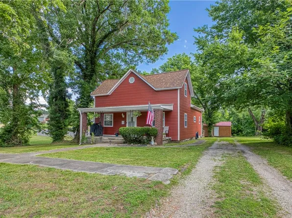 335 E 9th St, Baxter Springs, KS 66713