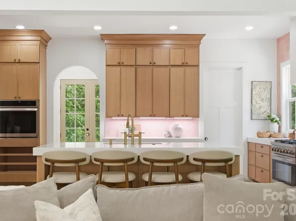 1325 Gateshead Ln, Matthews, NC 28105