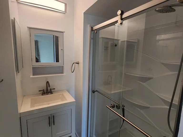 2nd of 2 master bathrooms on 3 floor