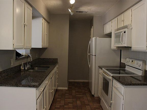 4th image of 2034 Sam Houston Dr
