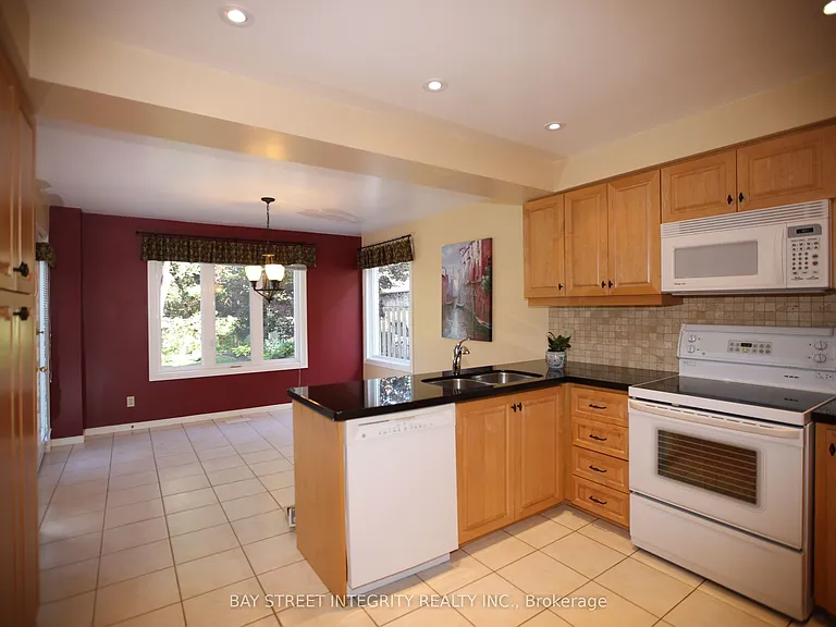 1906 Stoneybrook Ct — Photo 6