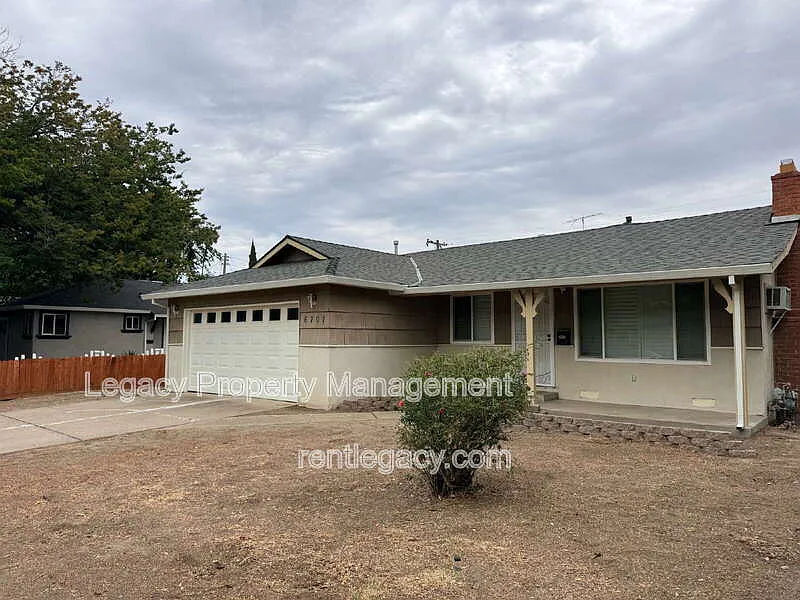 3 bed, 1.0 bath, 940 sqft, $2,000 — Photo 2