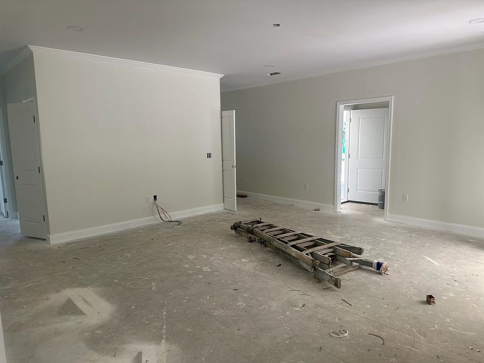 2nd image of 462 Woodridge Ln