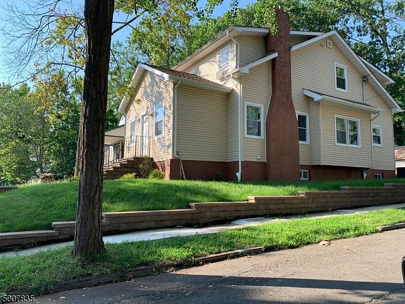 2nd image of 717 Leland Ave