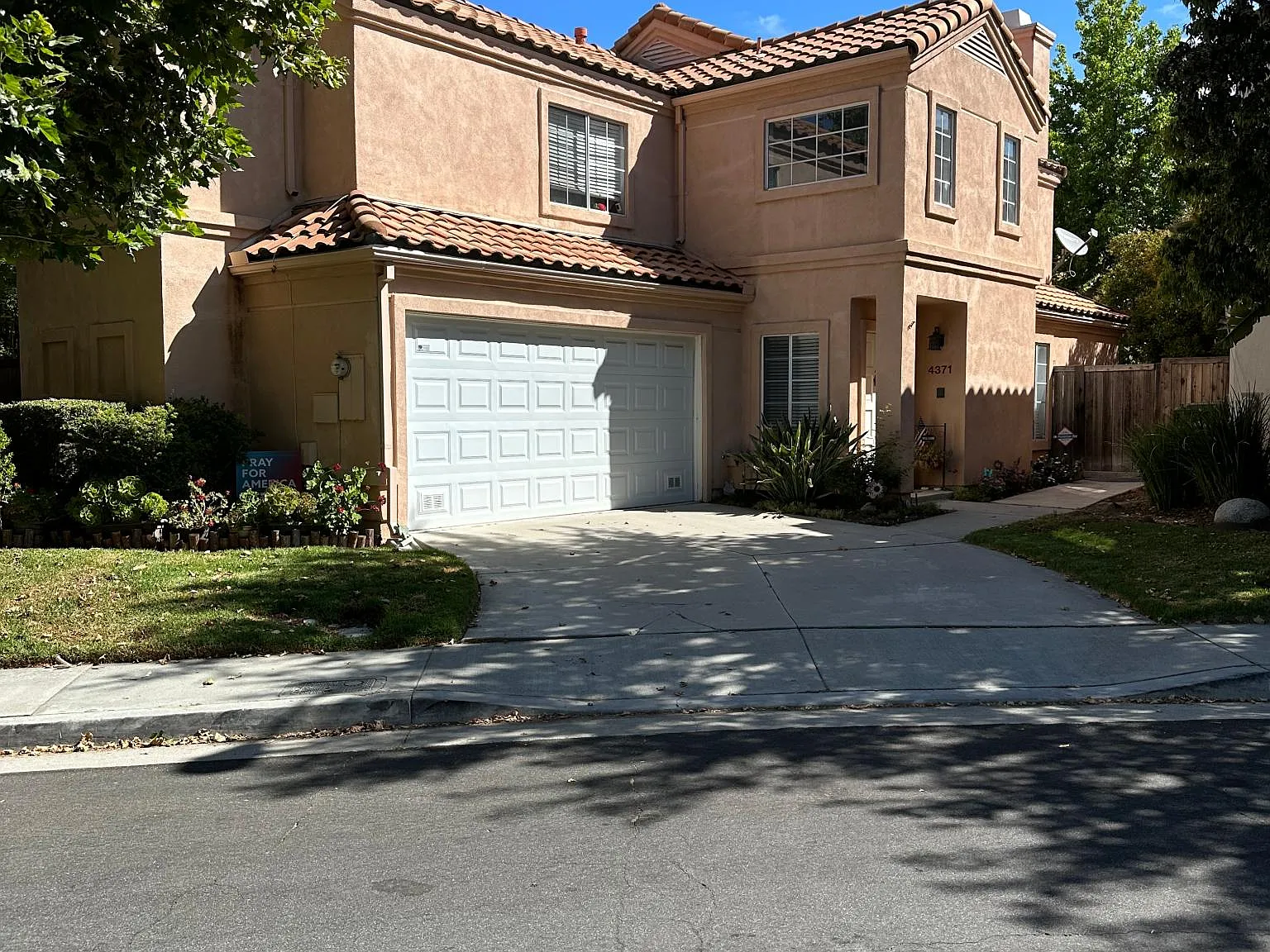 3 bed, 2.5 bath, 1800 sqft, $5,000 — Photo 2