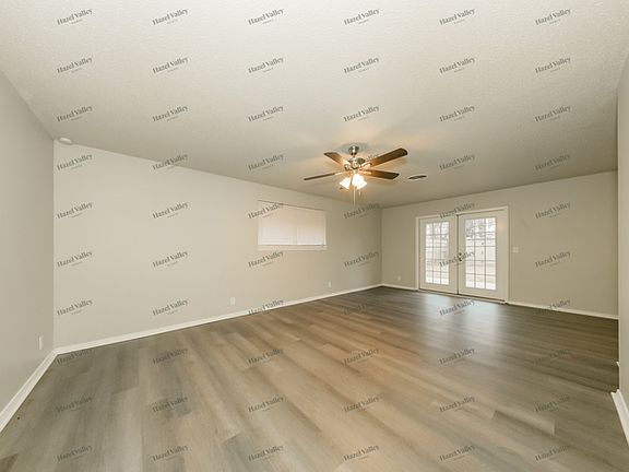 3rd image of 4812 Woodview Dr