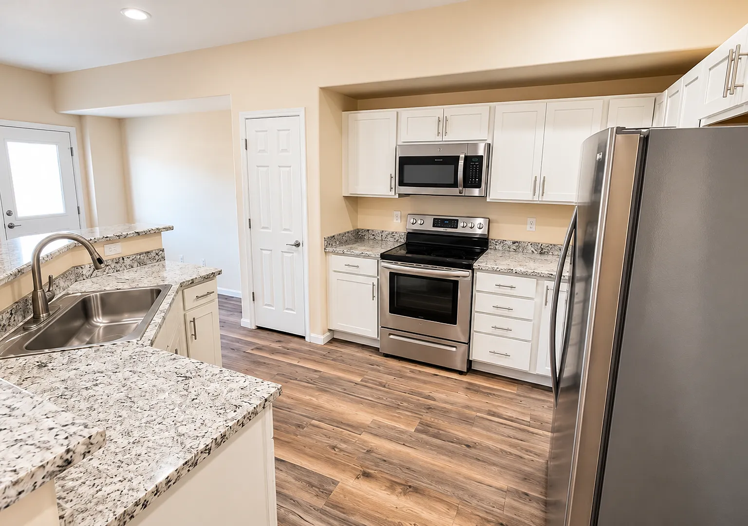 Modern 3-Bedroom Townhome with Garage Near Mesa Mall Built in 2020 — Photo 4