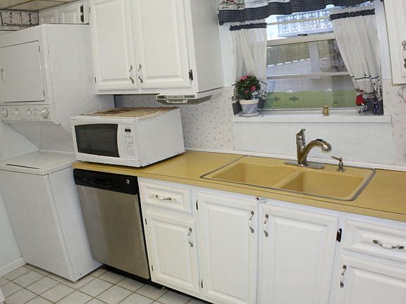 5th image of 401 Lake Shore Dr APT 105