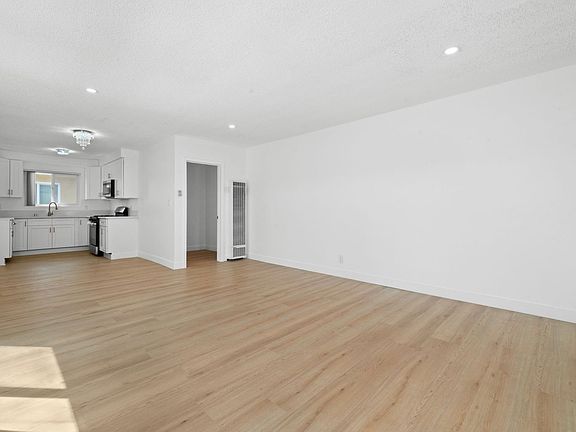 3rd image of 13801-13817 Van Ness Ave #13805-05
