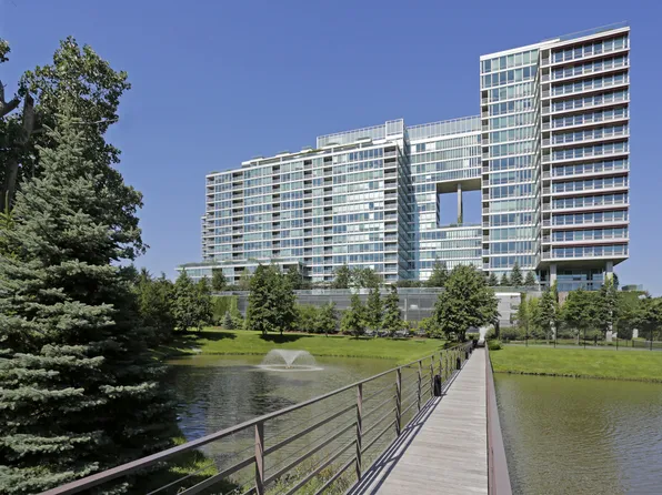 9715 Woods Dr #907, Skokie, IL 60076