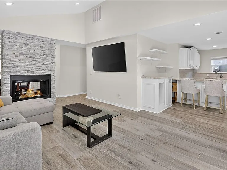 4315 Cabell Dr — Photo 15