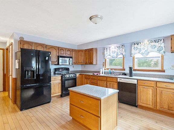 3rd image of 11 Southwind Drive