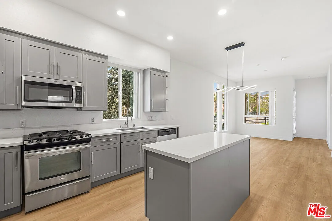 2 bed, 2.0 bath, 970 sqft, $4,950 — Photo 1