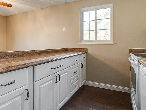 5th image of 263 Carlin Ct W