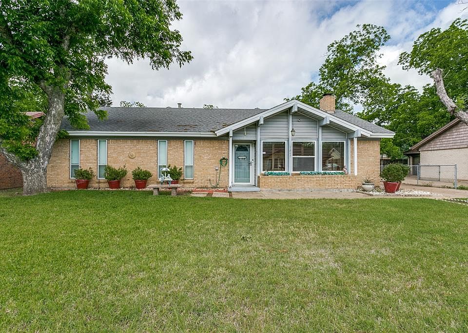 Great Curb Appeal Heart of Hurst Gen