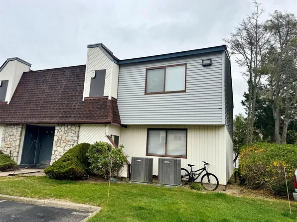 218 Pointe Circle #218, Coram, NY 11727