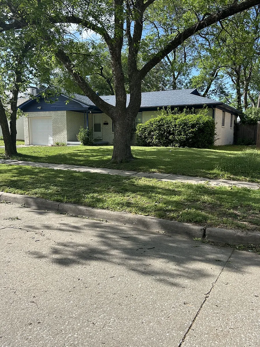 Building Photo - 8014 E Indianapolis St